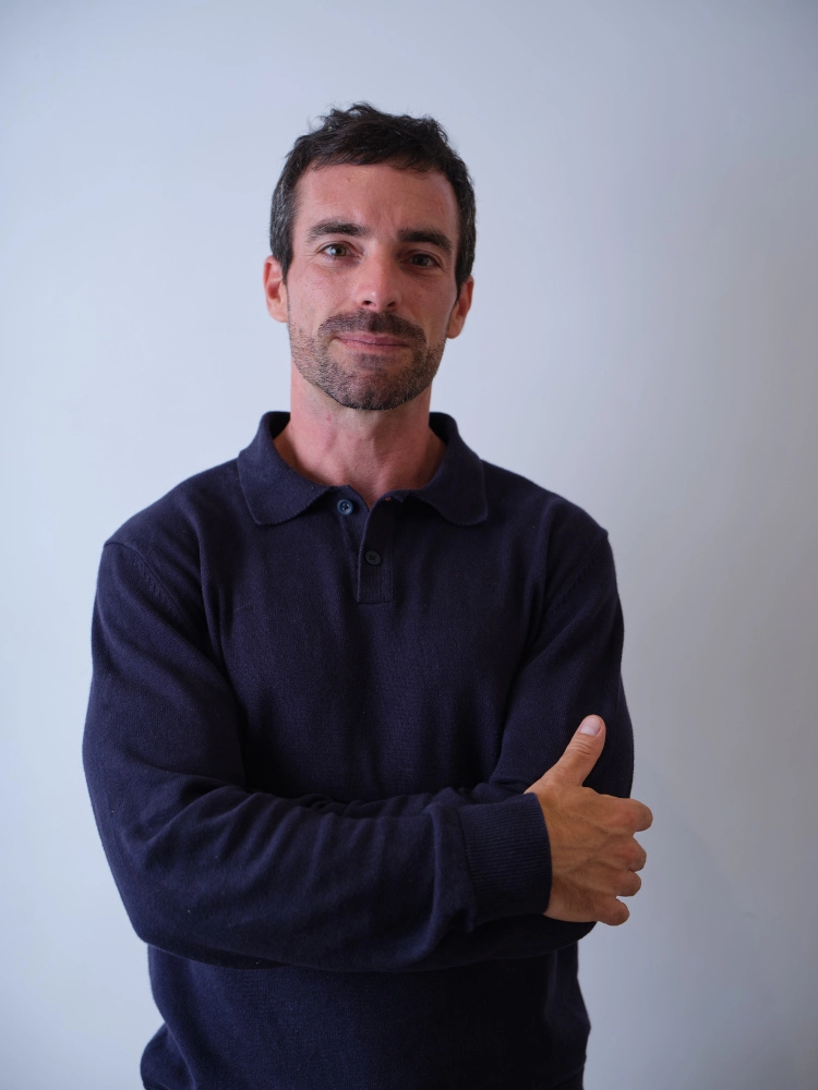 Ramon con una camisa azul