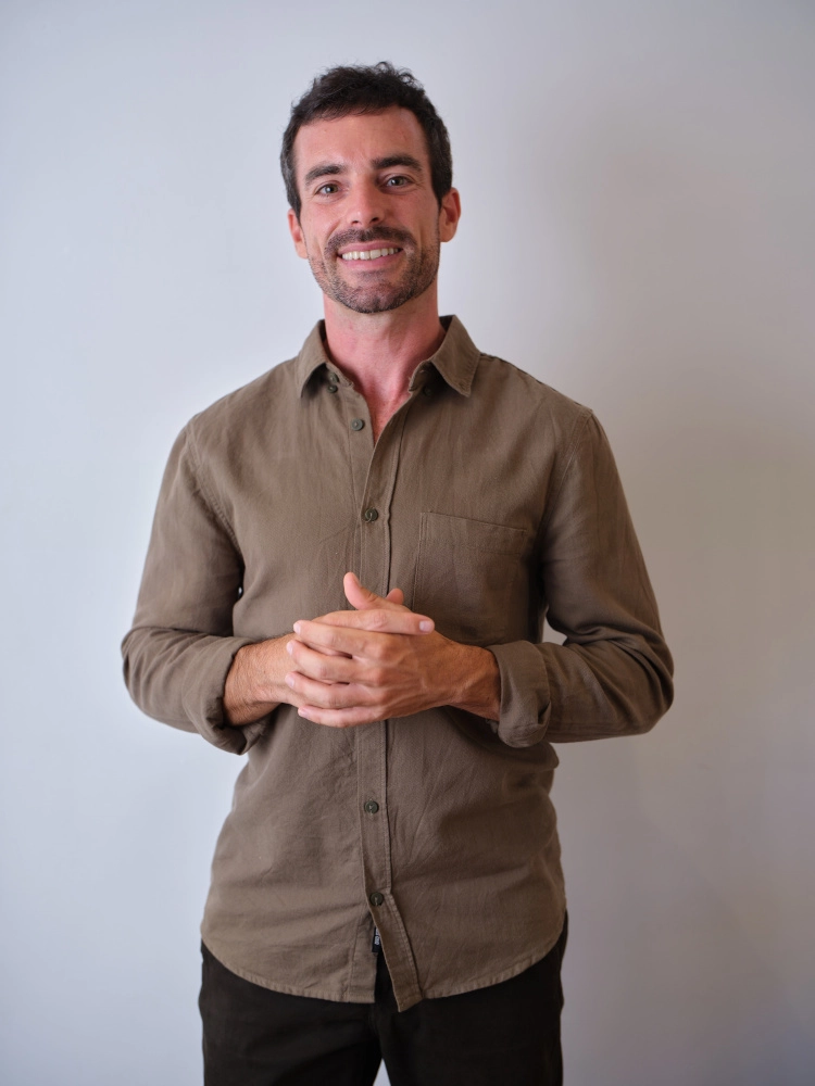 Ramon con una camisa marron